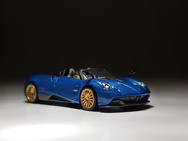 Illustration for article titled Mini GT Pagani Huayra Roadster in Blue Francia